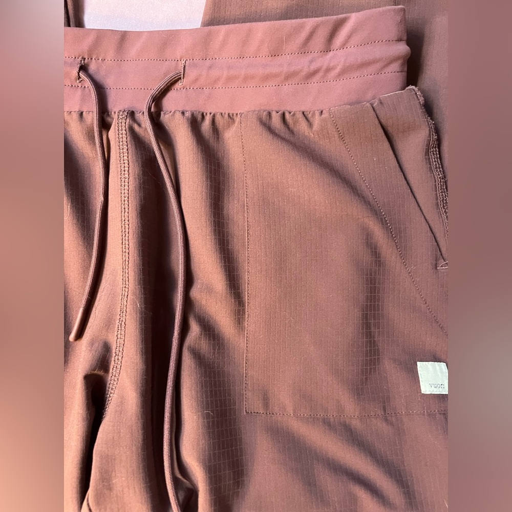 Vuori - daily jogger loose leg - mahogany brown - size small